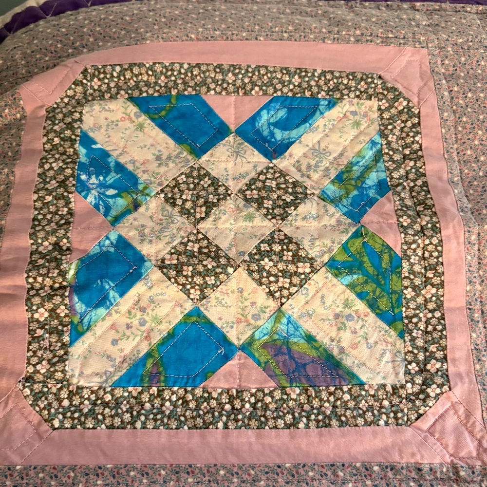 Dated 1989 SAMPLER Cotton PATCHWORK QUILT  - 86”x 100” Pink - Picture 11 of 16